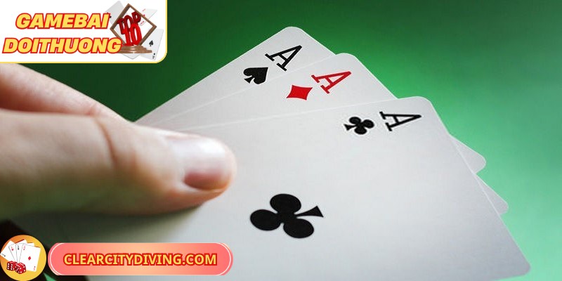 Full House là tổ hợp gồm ba lá giống nhau kết hợp